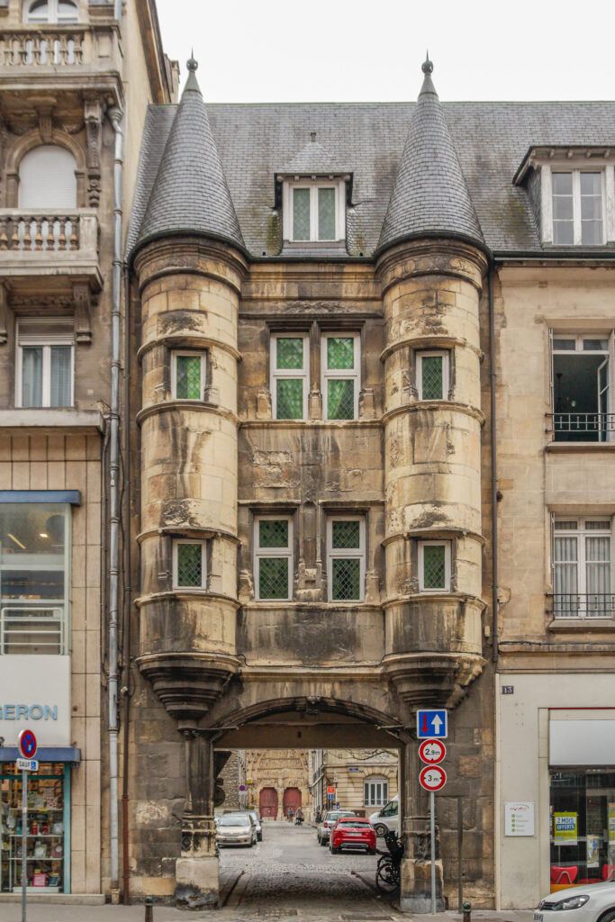 Porte du chapitre Reims centre.