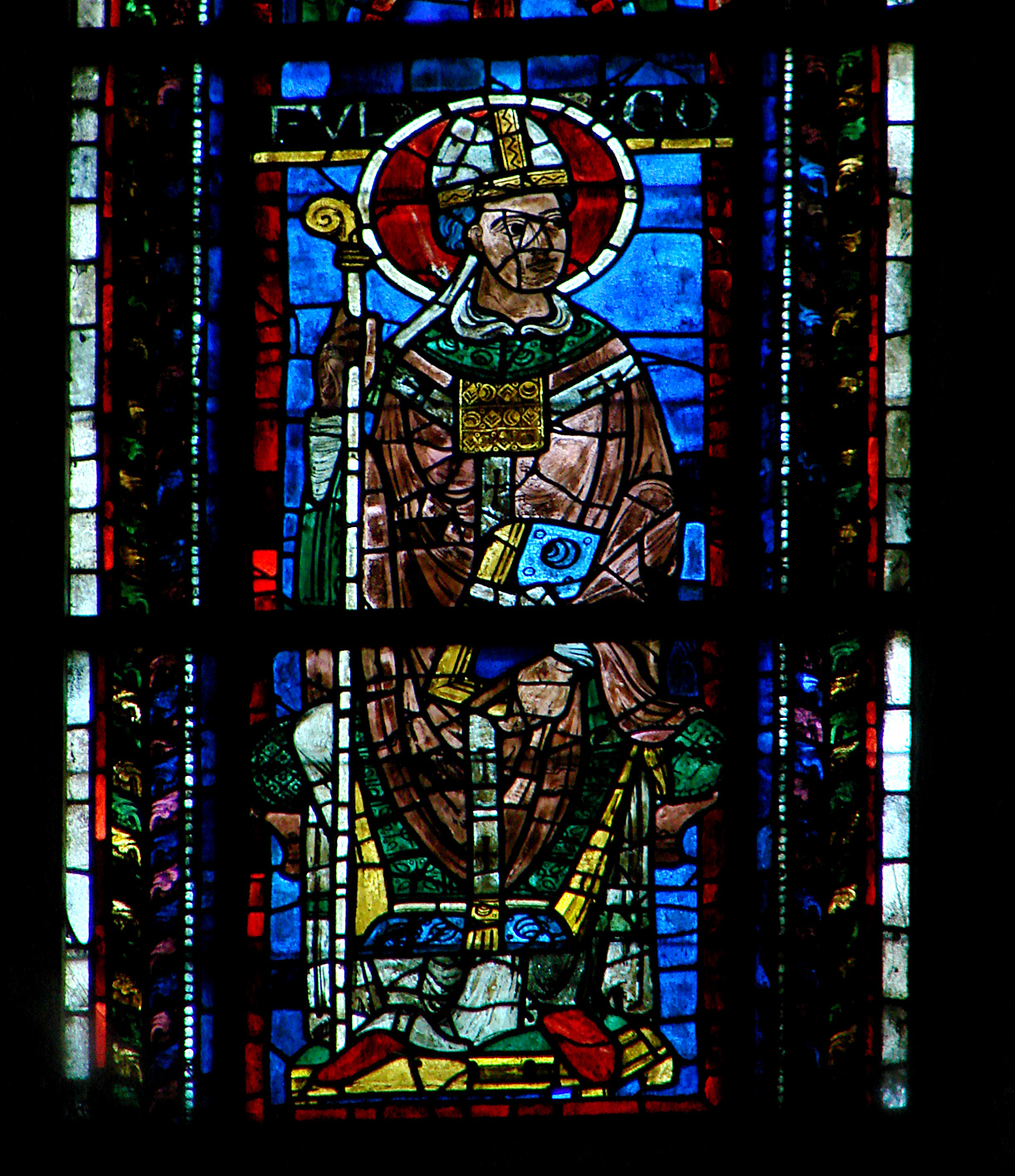 Foulques le vénérable, archevêque de Reims (882-900), vitrail du 12ème siècle. Basilique Saint-Remi à Reims.