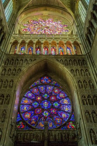 Vitraux du XIIIe siècle : la grande rose de la façade occidentale.