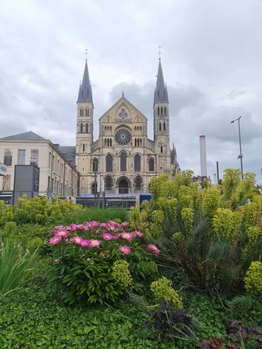 vue sur la Basilique Saint Remi à Reims depuis l;Esplanade Fléchambault